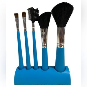 NWOT Set of 5 makeup brushes in stand